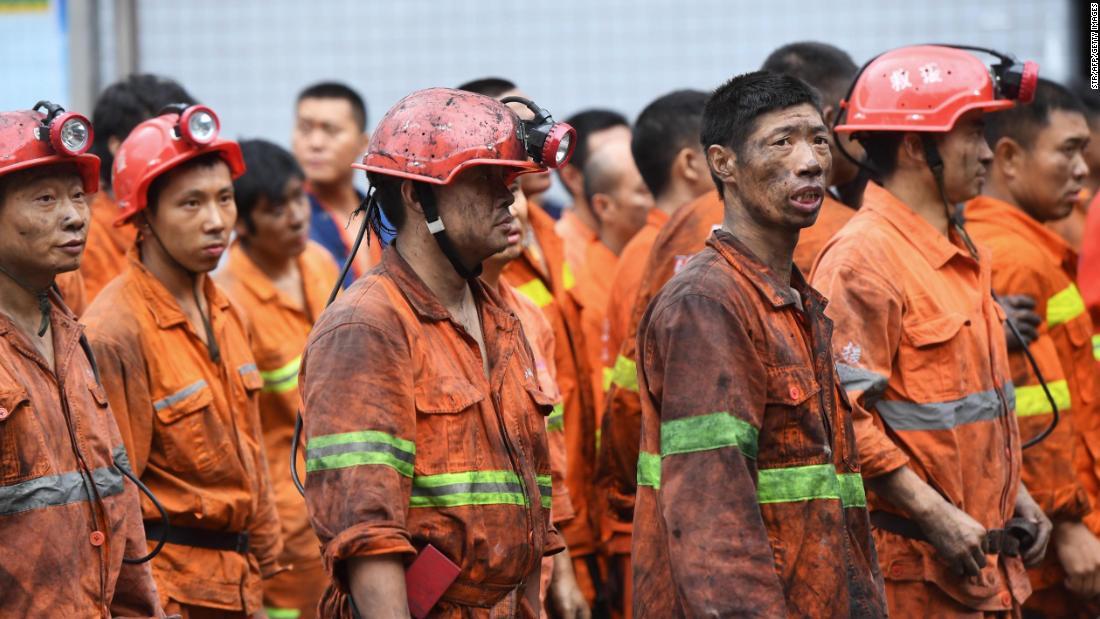 炭鉱の外で待機する救助部隊/STR/AFP/Getty Images