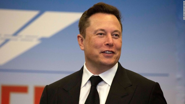 実業家のイーロン・マスク氏。新型コロナウイルスのワクチンについて、実用化されても接種する考えはないと語った/Saul Martinez/Getty Images 