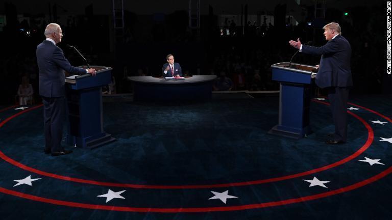 １回目の大統領候補討論会について、５６％がバイデン氏に軍配をあげた/Olivier Douliery/Pool/Getty Images