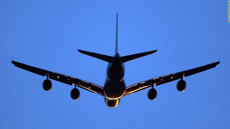 アメリカン航空とユナイテッド航空が計３万２０００人の人員削減を行うという/Dan Kitwood/Getty Images
