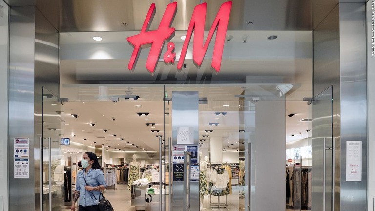 カジュアル衣料大手「Ｈ＆Ｍ」が２５０店舗を閉鎖すると発表した/Michael Short/Bloomberg/Getty Images