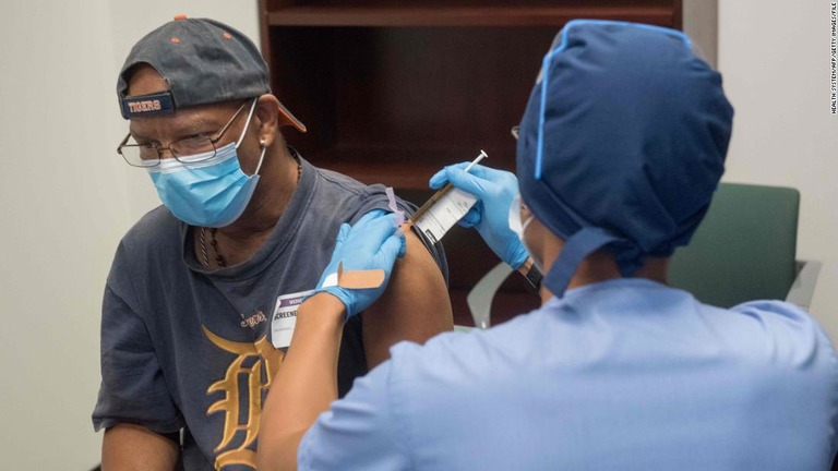 治験のためにワクチンを接種する被験者＝８月５日、米ミシガン州デトロイト/Health System/AFP/Getty Images/FILE
