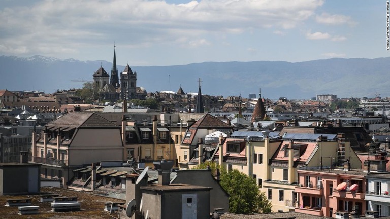 スイス・ジュネーブ州で住民投票が行われ、最低賃金は時給２３スイスフランとなった/Fabrice Coffrini/AFP/Getty Images