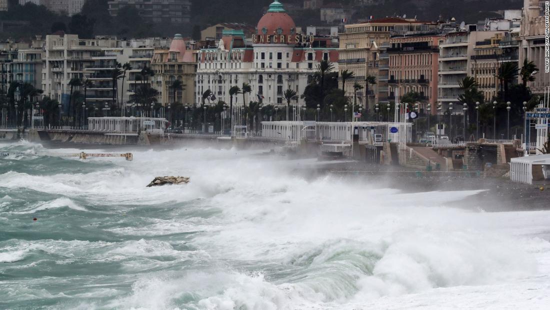 嵐は南仏ニースの複数の村を襲った/VALERY HACHE/AFP via Getty Images