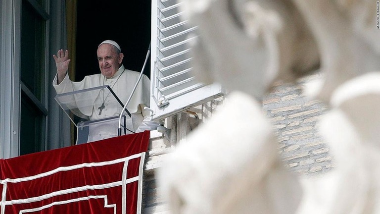 祈りの際、手を振るローマ教皇フランシスコ＝４日/Gregorio Borgia/AP