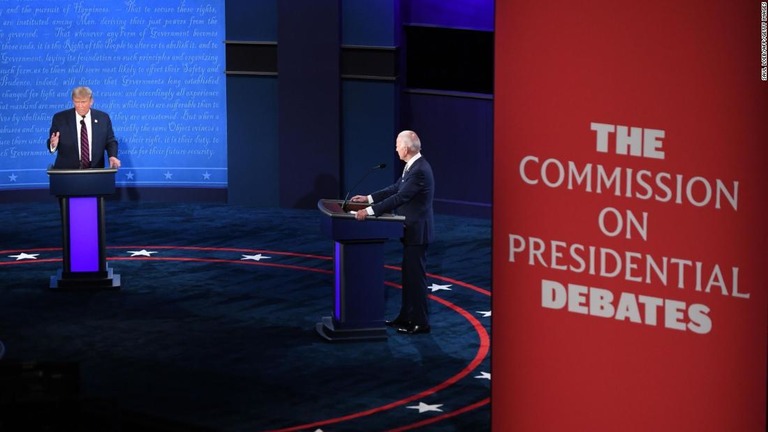 先月２９日にオハイオ州で行われた第１回大統領候補討論会の様子。トランプ大統領（左）とバイデン前副大統領が参加した/SAUL LOEB/AFP/Getty Images