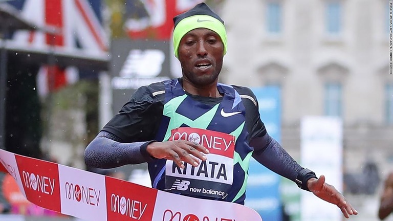 ロンドン・マラソンで優勝したエチオピアのシュラ・キタタ/RICHARD HEATHCOTE/AFP/POOL/AFP via Getty Images