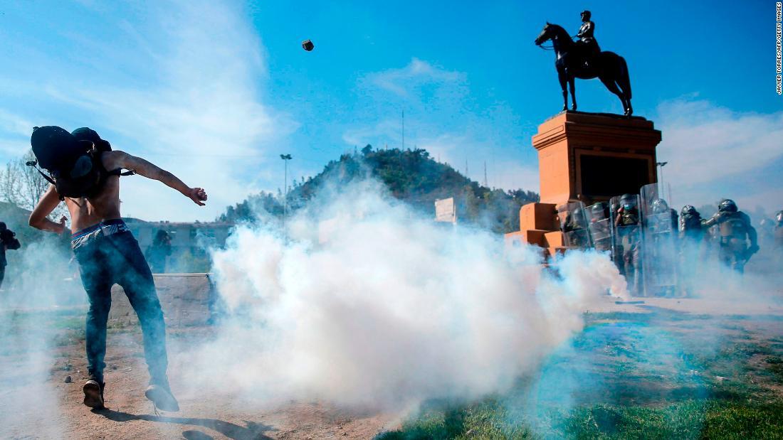 デモ隊が警察機動隊と衝突する様子=3日、サンティアゴ/JAVIER TORRES/AFP/Getty Images