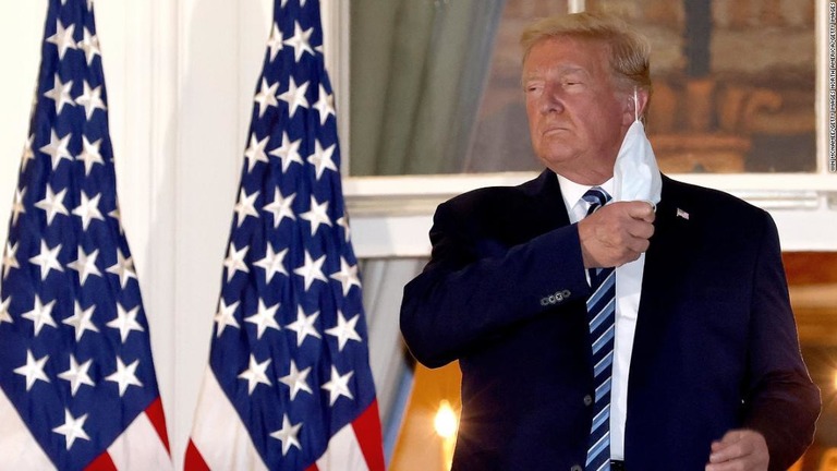 退院後、ホワイトハウス前でマスクを外すトランプ大統領/Win McNamee/Getty Images North America/Getty Images