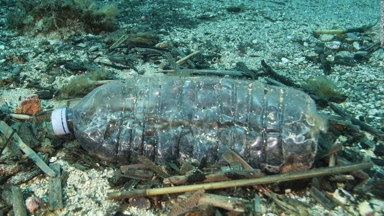 世界の深海の底に「マイクロプラスチック」と呼ばれる微小なプラスチック粒子が推定１４００万トン以上も堆積しているとの研究結果が発表された/BORIS HORVAT/AFP/Getty Images