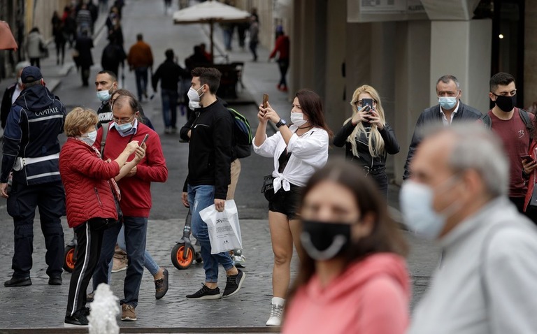 マスクを着用してローマの街を行きかう人々/Gregorio Borgia/AP