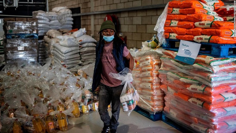 南アフリカで配給用の食料を準備するボランティアの男性/MICHELE SPATARI/AFP/AFP via Getty Images