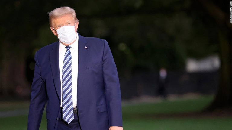 トランプ氏の主治医は、同氏が１０日にも公的に復帰する見通しを明らかにした/Win McNamee/Getty Images