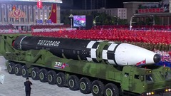 北朝鮮、軍事パレードで新型ミサイル公開　世界最大級のＩＣＢＭか