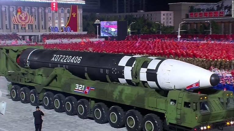 軍事パレードに登場した世界最大級の大陸間弾道ミサイル（ＩＣＢＭ）とみられる兵器/Korean Central TV