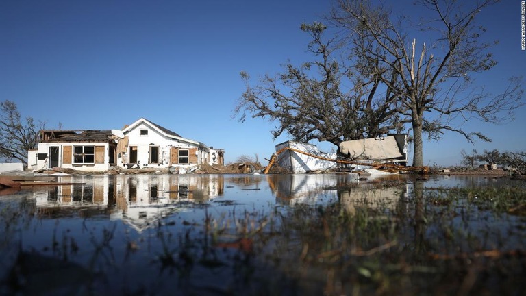 浸水した建物＝１０日、ルイジアナ州
/Mario Tama/Getty Images