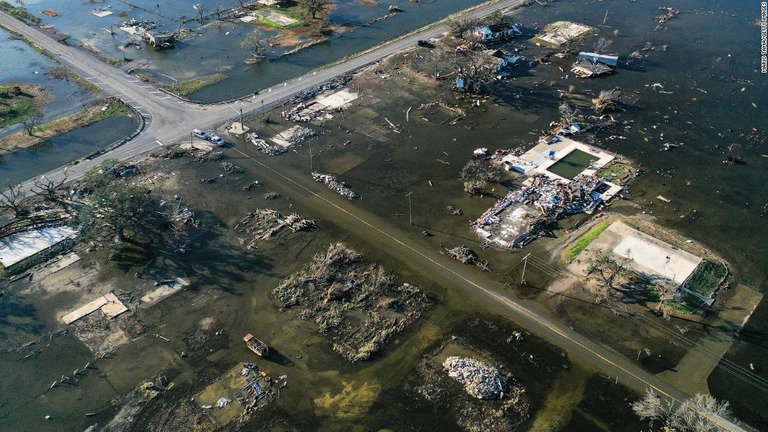 冠水した地域を空から撮影した写真。前回のハリケーン「ローラ」で損壊した建物が水に浸っている＝１０日、ルイジアナ州/Mario Tama/Getty Images