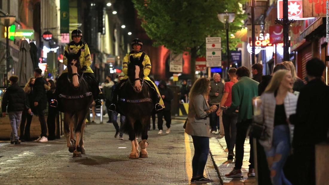 市内をパトロールする警官＝１０日、英リバプール/LINDSEY PARNABY/AFP/Getty Images