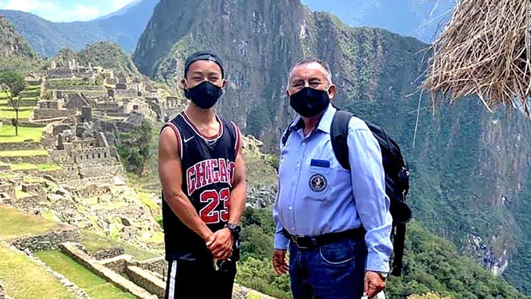 片山慈英士さん（左）がマチュピチュ訪問の夢をかなえた/Andean Roots Peru/Facebook