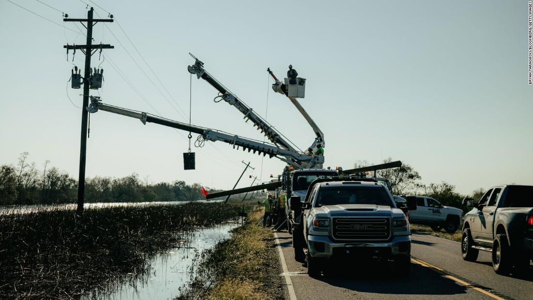 ハリケーン余波の豪雨続く 4人死亡、14万人停電 米 ハリケーン上陸後に電力の復旧に取り組む職員/Bryan Tarnowski/Bloomberg/Getty Images