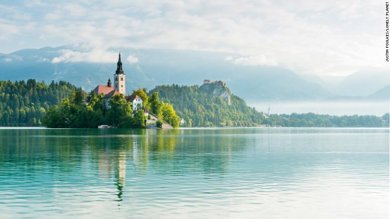 第６位：ブレッド湖（スロベニア）/Justin Foulkes/Lonely Planet