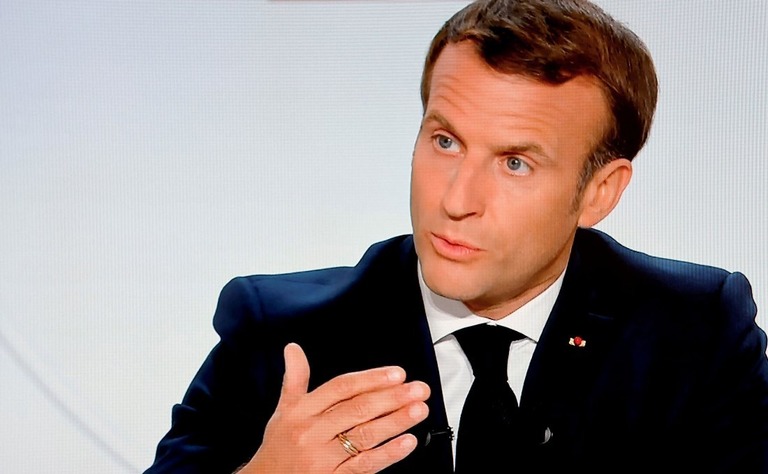 マクロン仏大統領が、感染対策としてパリなどで夜間外出禁止令を発動すると発表/Ludovic Marin/AFP/Getty Images