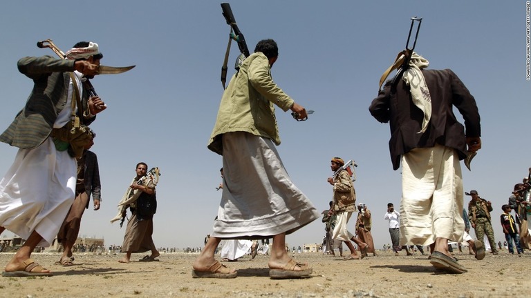 イエメンでフーシに拘束されていた米国の２人が解放されたことがわかった/MOHAMMED HUWAIS/AFP/AFP/Getty Images