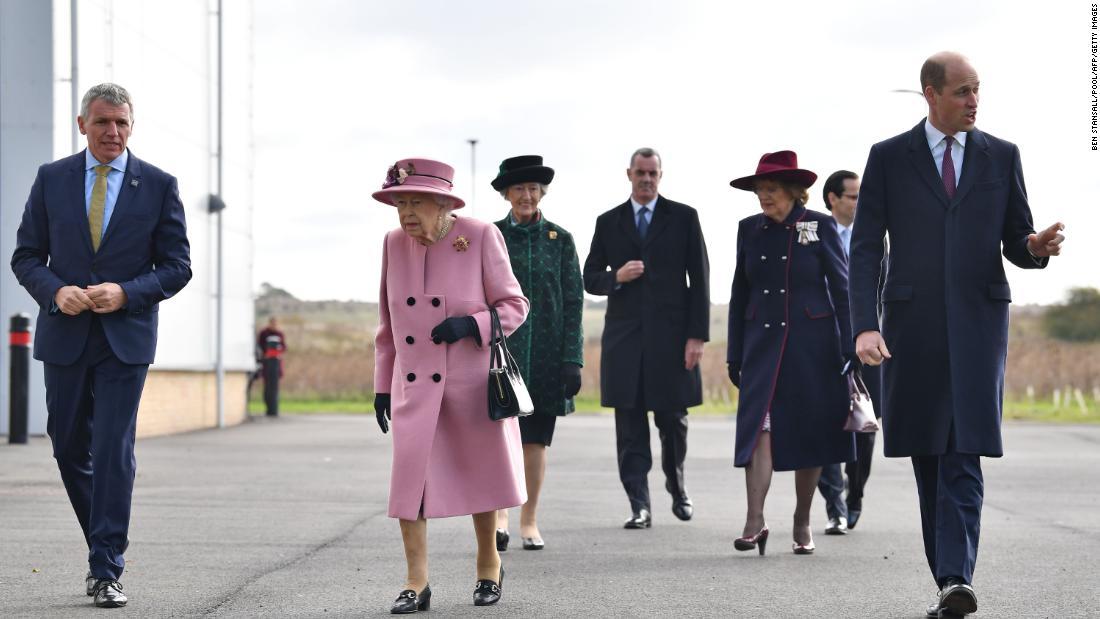 科学技術施設を訪問したエリザベス女王とウィリアム王子ら/Ben Stansall/Pool/AFP/Getty Images