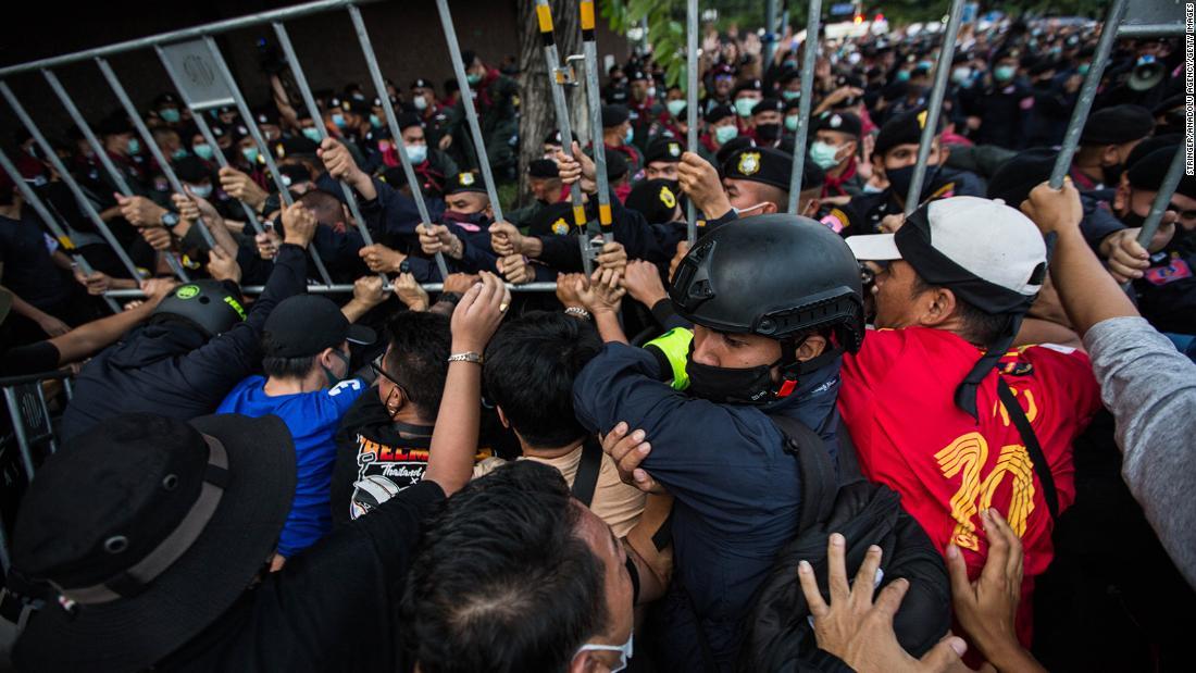 デモ隊と警察官らの衝突が続いた＝１４日、タイ・バンコク/Stringer/Anadolu Agency/Getty Images