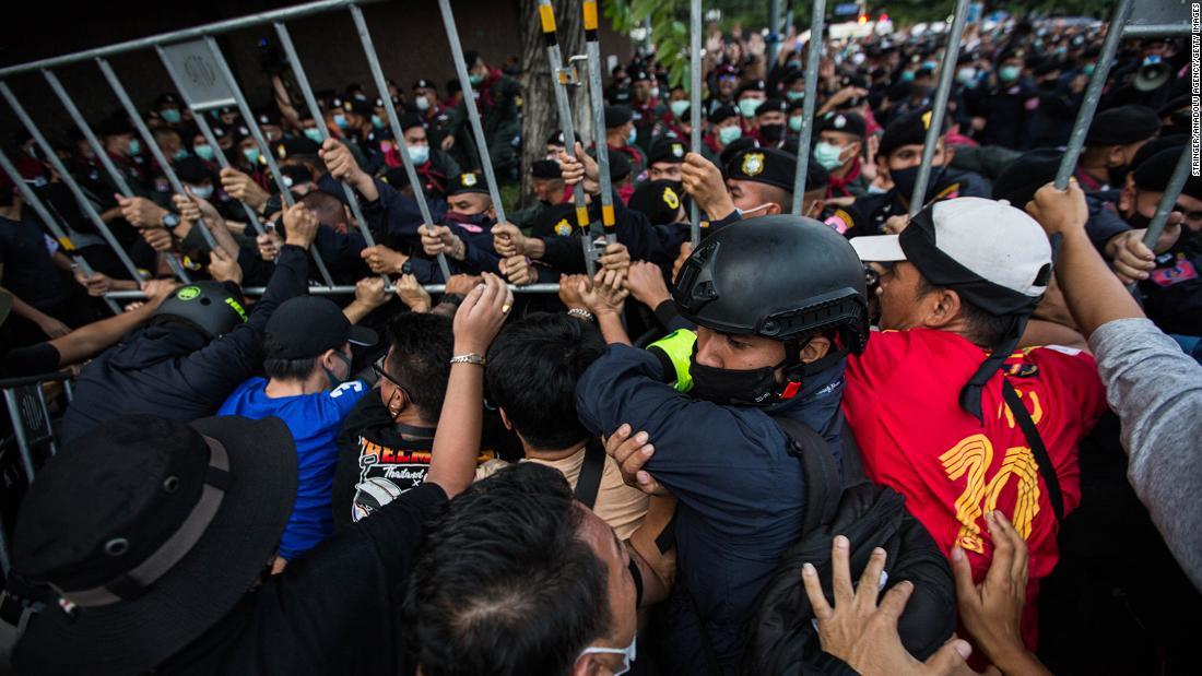 デモ隊と警察官らの衝突が続いた=14日、タイ・バンコク/Stringer/Anadolu Agency/Getty Images