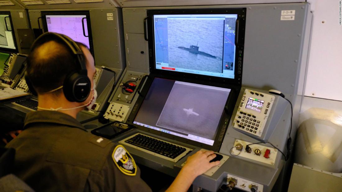 米海軍要員がP8Aのカメラを使って、黒海を航行するロシアのキロ型潜水艦を追跡する様子/Vasco Cotovio/CNN