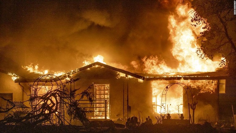 米政府がカリフォルニア州山火事の災害宣言要請を却下していたことが分かった/Ethan Swope/AP