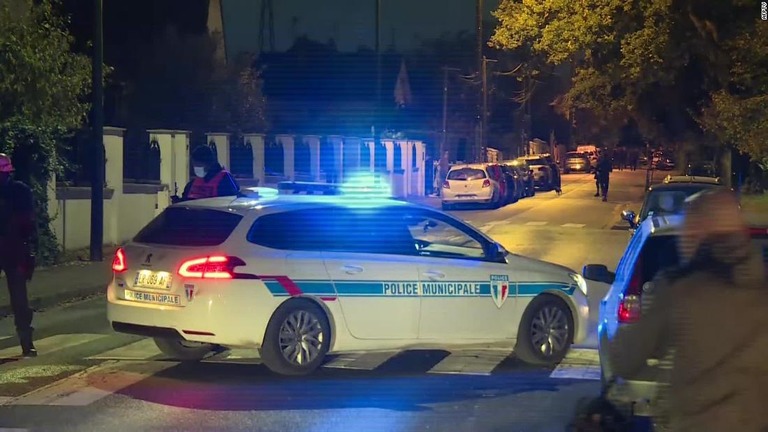 パリ郊外で中学校の教員が首を切断されて死亡しているのが見つかった/AFPTV