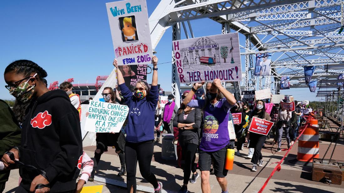 テネシー州ナッシュビルのデモに参加した女性ら/Mark Humphrey/AP