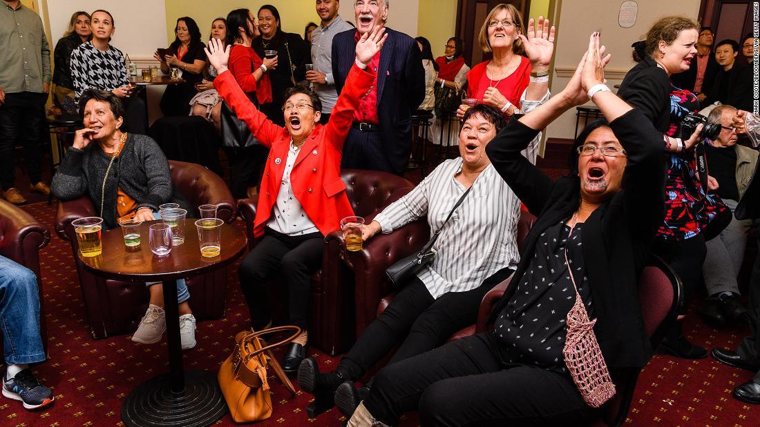 選挙結果を見て喜ぶ労働党の支持者ら/Mark Coote/Bloomberg via Getty Images
