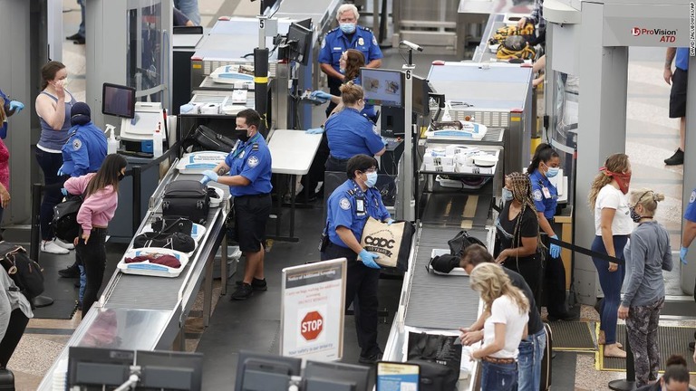 全米の空港で保安検査場を通過した旅行者の数が久々に１００万人を超えた/David Zalubowski/AP