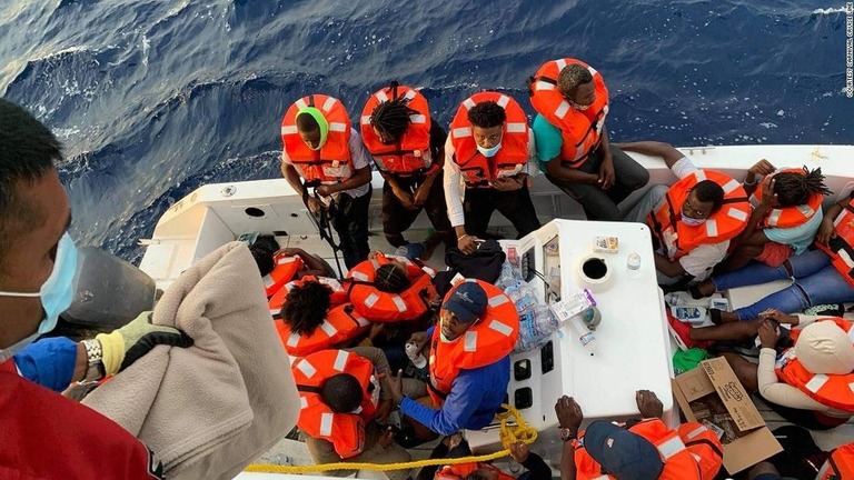 無乗客で航行中のクルーズ船が遭難船を発見し、同船に乗っていた２４人を救助した/Courtesy Carnival Cruise Line