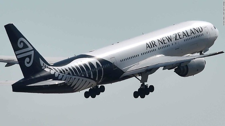 ニュージーランド航空が国内旅行の活性化に向けたミステリーツアーの企画を発表した/PETER PARKS/AFP/Getty Images