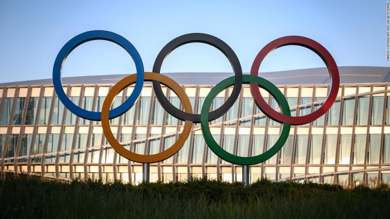 スイス・ローザンヌの国際五輪委員会本部の前にある五輪のリング/FABRICE COFFRINI/AFP/AFP via Getty Images