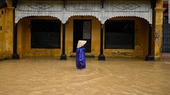 ベトナム中部で水害　死者１１１人、道路や農地にも被害