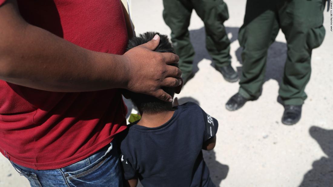 米国境警備局が中米ホンジュラスから来た父と子をメキシコとの国境付近で拘束=2018年6月12日、テキサス州ミッション/John Moore/Getty Images