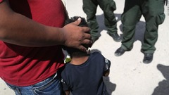 米国境で引き離された子ども５４５人、いまだ親と再会できず