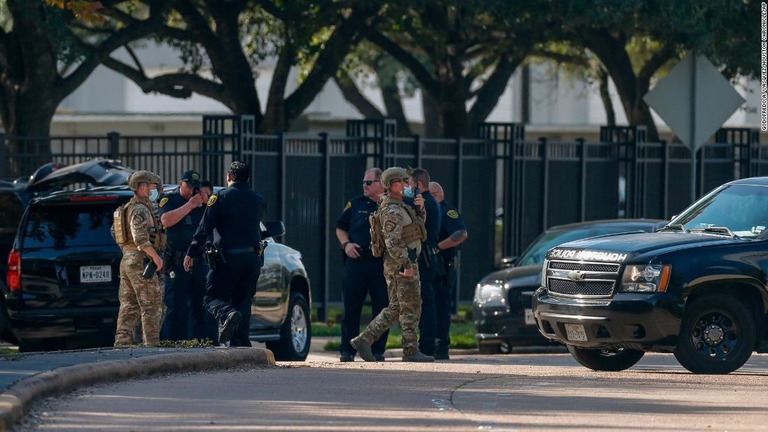 発砲事件のあった現場を調査する警官ら＝２０日、米テキサス州ヒューストン/Godofredo A. Vásquez/Houston Chronicle/AP