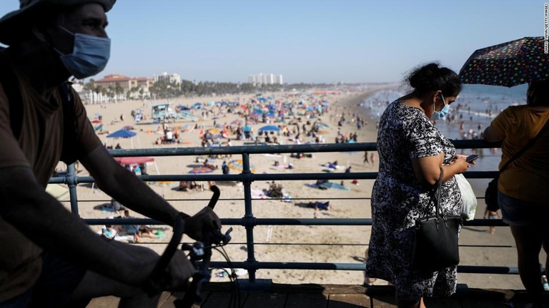 海岸沿いで余暇を楽しむ人々＝９月５日、米カリフォルニア州サンタモニカ/Mario Tama/Getty Images 