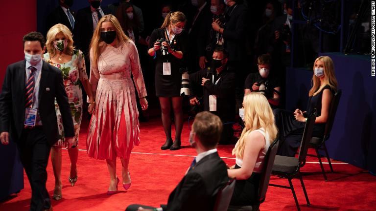 トランプ氏の娘らの前を歩くジル・バイデン夫人（左から２人目）/Brenden Smialowski/AFP/Getty Images