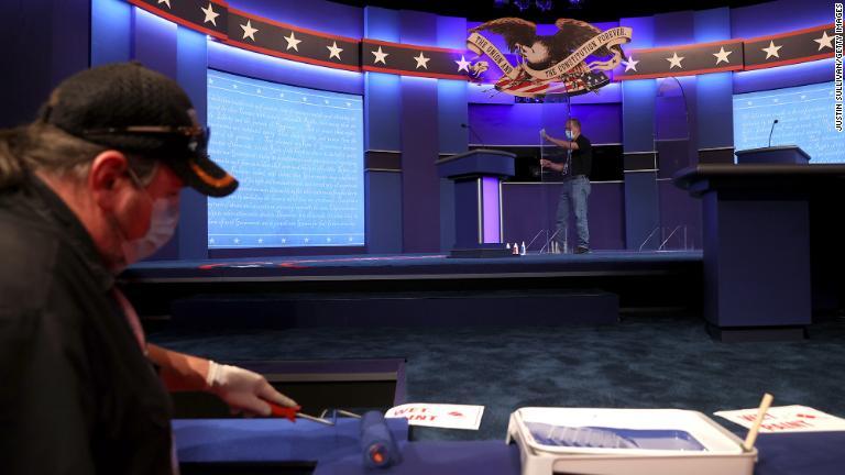 開催直前で、候補者の間にアクリル板を置かないことが決まった/Justin Sullivan/Getty Images