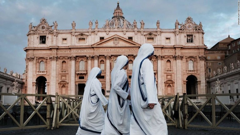 サンピエトロ広場を歩く修道女ら＝２０１８年９月、バチカン/Spencer Platt/Getty Images