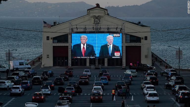 車内から討論会の映像を見守る人々（サンフランシスコ）/Jeff Chiu/AP