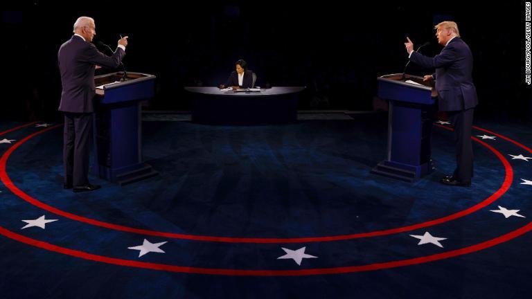 １０月２２日、米テネシー州ナッシュビルで、候補者同士の最後の直接討論会が開催された/Jim Bourg/Pool/Getty Images