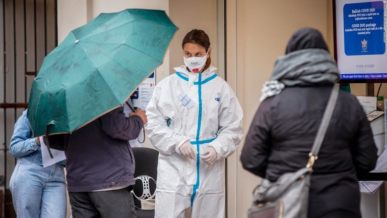 検査所で検査を待つ人たち＝１０日、チェコ/Gabriel Kuchta/Getty Images